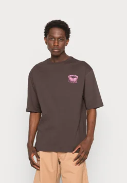 YOURTURN Nostalgia Future Tee Unisex - T-Shirt Imprimé - Brown -Yourturn Soldes Magasin 36f7e96f8ea14564abd417ba45e7ff27 scaled