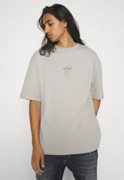 YOURTURN Unisex - T-Shirt Imprimé - Dark Grey -Yourturn Soldes Magasin 40be2fa0fa494771ade580b977894c8b scaled