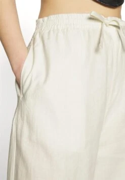 YOURTURN Genderless Parachute Unisex - Pantalon Classique - White -Yourturn Soldes Magasin 550eb4063f7e4f1cbca9890550f66ec1 scaled