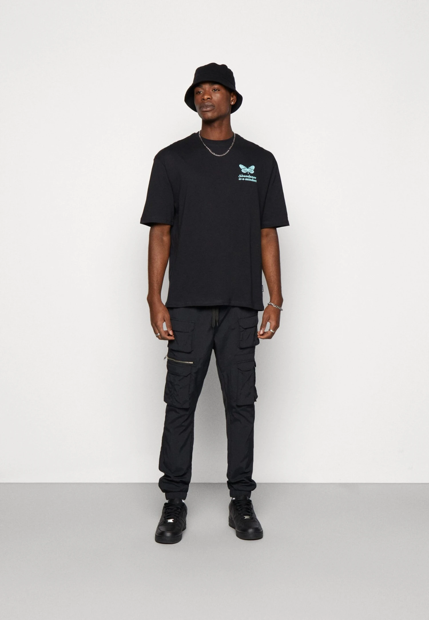 YOURTURN Chest Tee Unisex - T-Shirt Imprimé - 802 - Black 2 YOURTURN Chest Tee Unisex - T-Shirt Imprimé - 802 - Black – Image 2