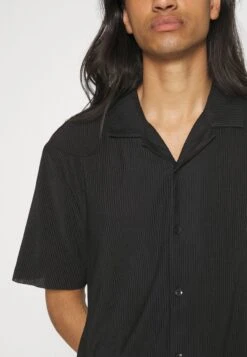 YOURTURN Plisse Shirt Unisex - Chemise - Black -Yourturn Soldes Magasin 71675004d1314dcd89b13267f73850ba scaled