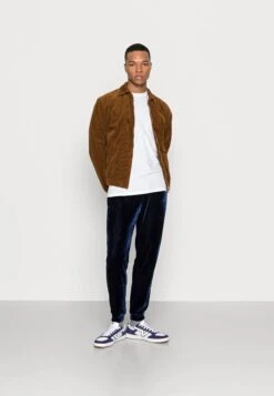 YOURTURN Festive Jogger Unisex - Pantalon De Survêtement - Dark Blue -Yourturn Soldes Magasin 8021f402e98c4f69a2fc7eba3b316de6 scaled