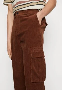 YOURTURN Corduroy Unisex - Pantalon Cargo - Dark Brown 9 YOURTURN Corduroy Unisex - Pantalon Cargo - Dark Brown -Yourturn Soldes Magasin 90e0f6769eeb4461833d00811eab3b76 scaled