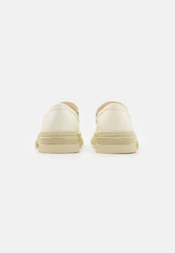 YOURTURN Mocassins - White -Yourturn Soldes Magasin a6c51b22c5764712bc8cf3d99a2327b0 scaled