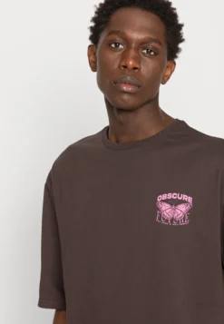 YOURTURN Nostalgia Future Tee Unisex - T-Shirt Imprimé - Brown -Yourturn Soldes Magasin c005d8a45c934be4a730896b82b831be scaled