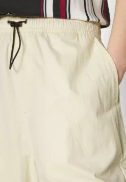 YOURTURN Genderless Parachute - Short - White -Yourturn Soldes Magasin c4b7617e30964d8d94222559c32c9f62 scaled