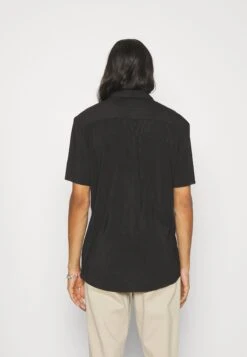 YOURTURN Plisse Shirt Unisex - Chemise - Black -Yourturn Soldes Magasin f669a991e42c4ea187536b79575d26d9 scaled